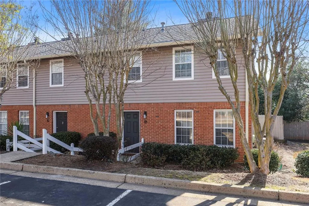 7750 Roswell Road Unit 1d, Atlanta, Georgia 30350, 3 Bedrooms Bedrooms, ,2 BathroomsBathrooms,Residential,Sold,7750 Roswell Road Unit 1d,7179175