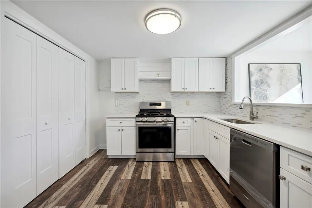 7750 Roswell Road Unit 1d, Atlanta, Georgia 30350, 3 Bedrooms Bedrooms, ,2 BathroomsBathrooms,Residential,Sold,7750 Roswell Road Unit 1d,7179175