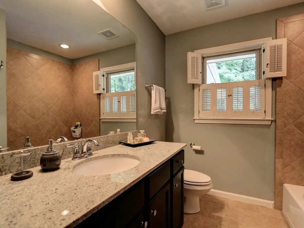 500 Riverside Parkway, Sandy Springs, Georgia 30328, 5 Bedrooms Bedrooms, ,4 BathroomsBathrooms,Residential,Sold,500 Riverside Parkway,5633092