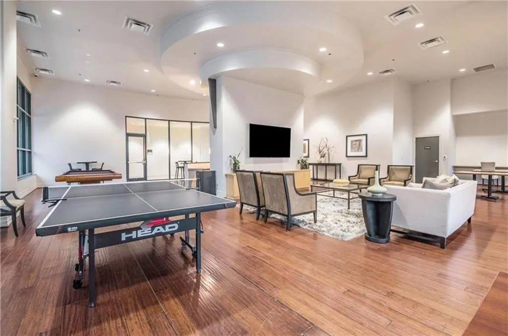 3040 Peachtree Road Nw Unit 301, Atlanta, Georgia 30305, 1 Bedroom Bedrooms, ,1 BathroomBathrooms,Residential,For Sale,3040 Peachtree Road Nw Unit 301,7647854