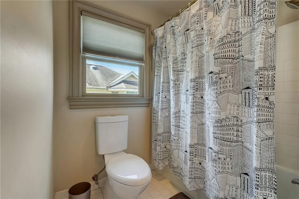 En suite bath main