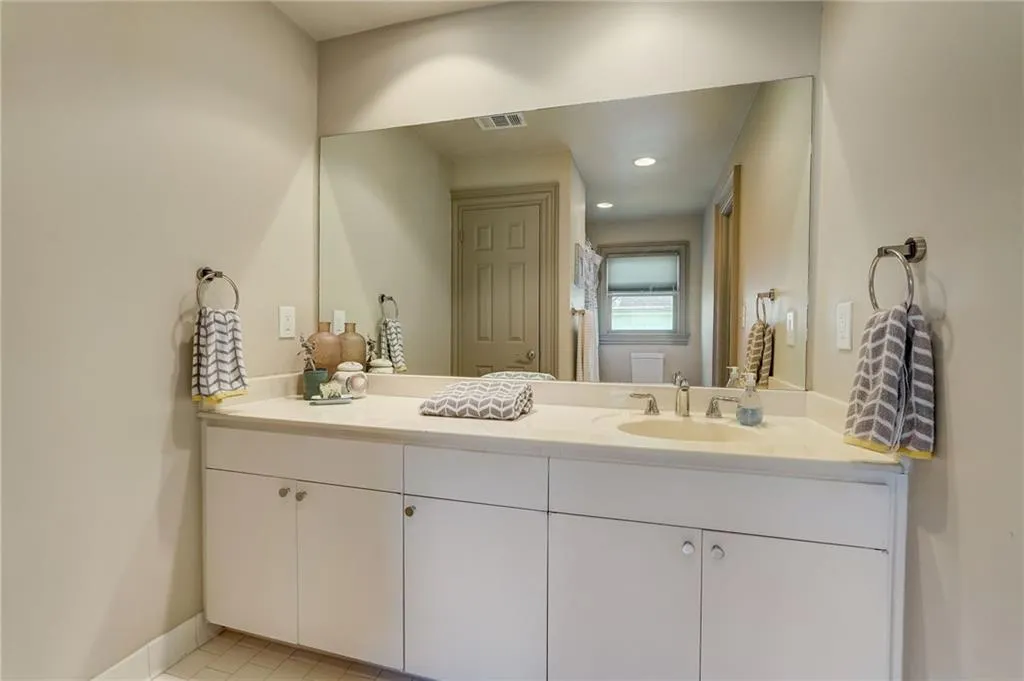 En suite bath main