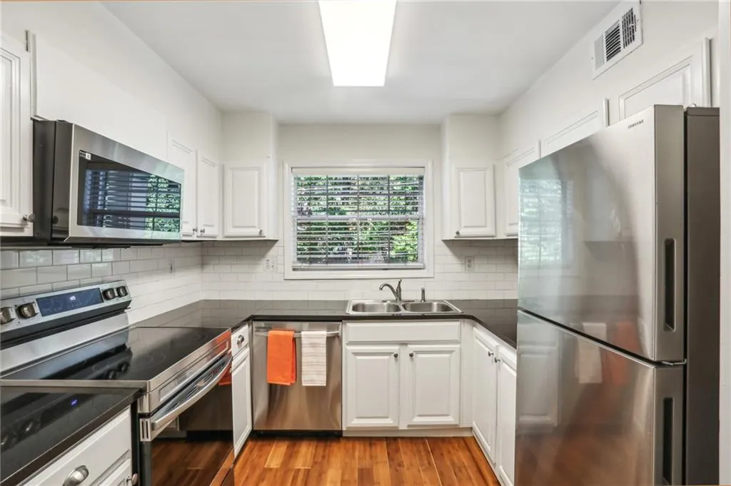 311 Peachtree Hills Avenue Ne Unit 13b, Atlanta, Georgia 30305, 2 Bedrooms Bedrooms, ,1 BathroomBathrooms,Residential,For Sale,311 Peachtree Hills Avenue Ne Unit 13b,7588349