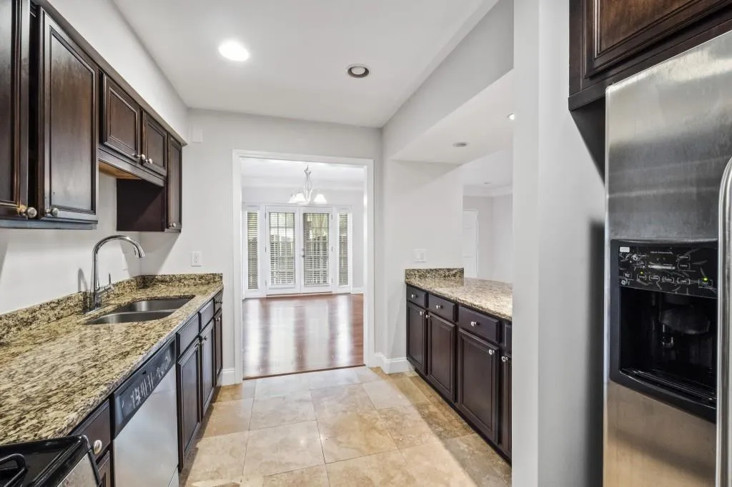 6980 Roswell Road Unit C11, Sandy Springs, Georgia 30328, 2 Bedrooms Bedrooms, ,2 BathroomsBathrooms,Residential,Sold,6980 Roswell Road Unit C11,6915609