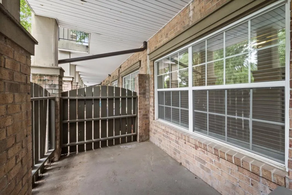 6980 Roswell Road Unit C11, Sandy Springs, Georgia 30328, 2 Bedrooms Bedrooms, ,2 BathroomsBathrooms,Residential,Sold,6980 Roswell Road Unit C11,6915609