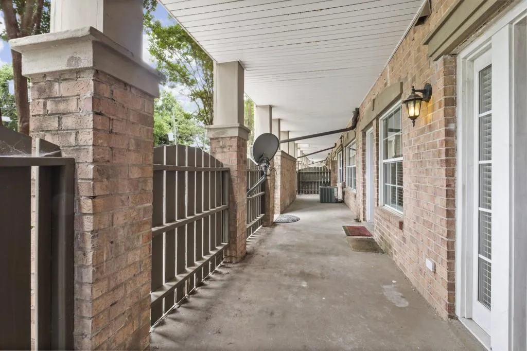 6980 Roswell Road Unit C11, Sandy Springs, Georgia 30328, 2 Bedrooms Bedrooms, ,2 BathroomsBathrooms,Residential,Sold,6980 Roswell Road Unit C11,6915609