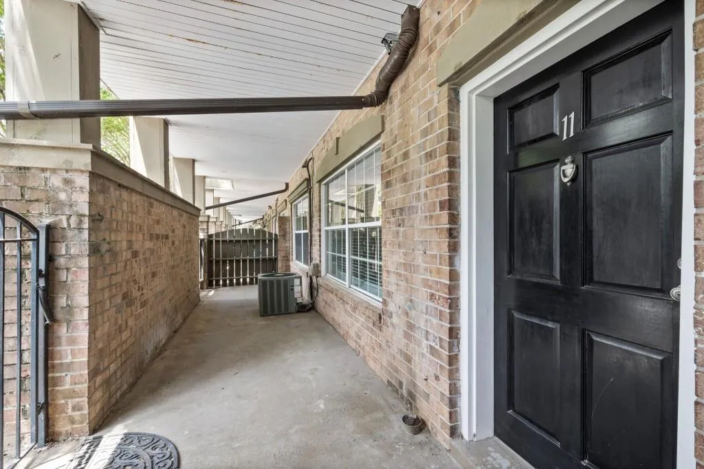 6980 Roswell Road Unit C11, Sandy Springs, Georgia 30328, 2 Bedrooms Bedrooms, ,2 BathroomsBathrooms,Residential,Sold,6980 Roswell Road Unit C11,6915609