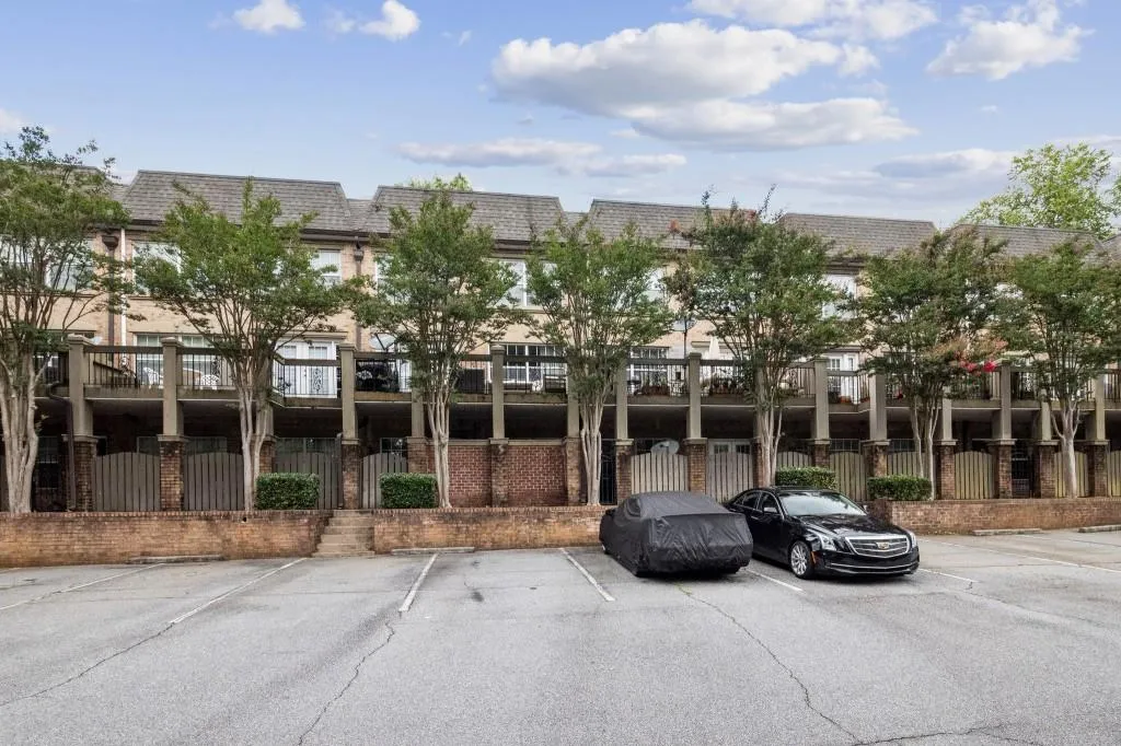 6980 Roswell Road Unit C11, Sandy Springs, Georgia 30328, 2 Bedrooms Bedrooms, ,2 BathroomsBathrooms,Residential,Sold,6980 Roswell Road Unit C11,6915609