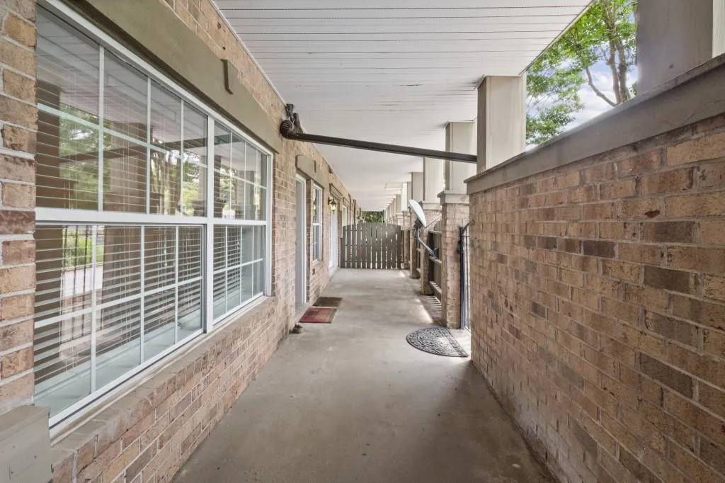 6980 Roswell Road Unit C11, Sandy Springs, Georgia 30328, 2 Bedrooms Bedrooms, ,2 BathroomsBathrooms,Residential,Sold,6980 Roswell Road Unit C11,6915609