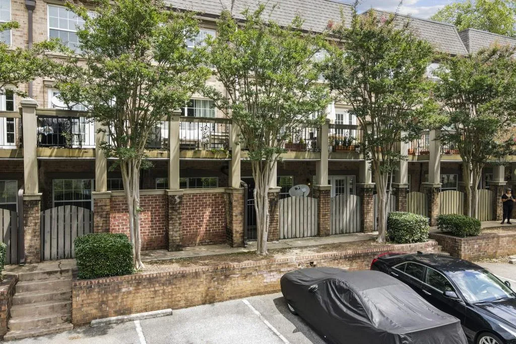 6980 Roswell Road Unit C11, Sandy Springs, Georgia 30328, 2 Bedrooms Bedrooms, ,2 BathroomsBathrooms,Residential,Sold,6980 Roswell Road Unit C11,6915609