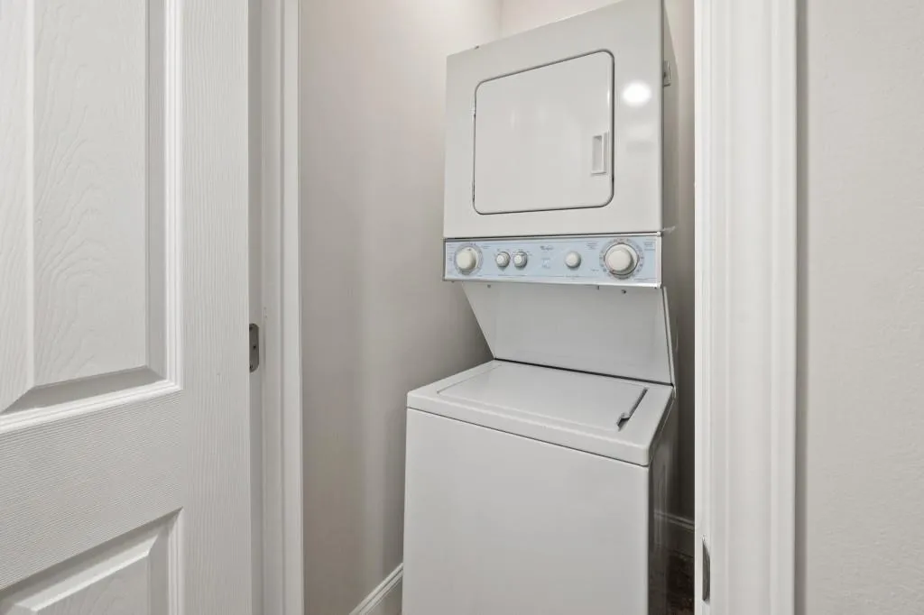 6980 Roswell Road Unit C11, Sandy Springs, Georgia 30328, 2 Bedrooms Bedrooms, ,2 BathroomsBathrooms,Residential,Sold,6980 Roswell Road Unit C11,6915609