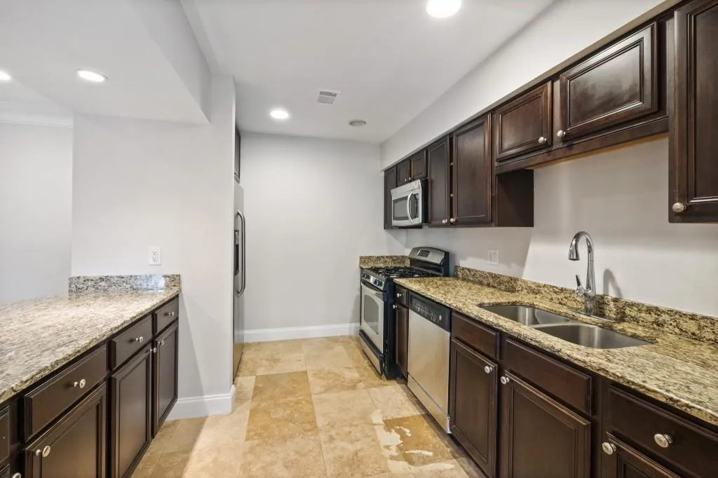 6980 Roswell Road Unit C11, Sandy Springs, Georgia 30328, 2 Bedrooms Bedrooms, ,2 BathroomsBathrooms,Residential,Sold,6980 Roswell Road Unit C11,6915609