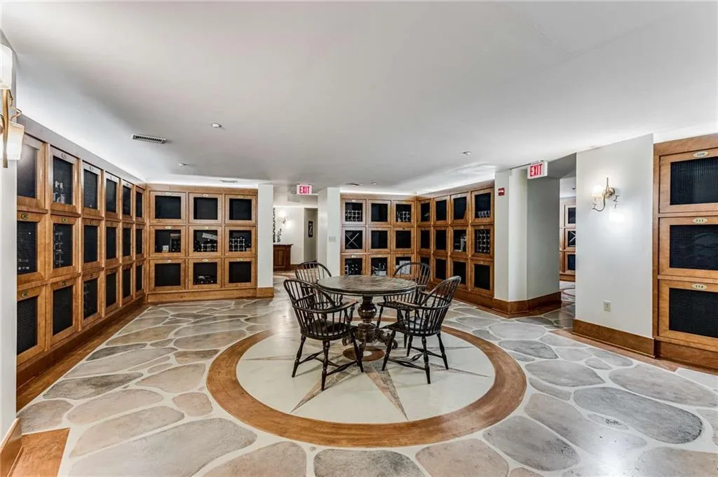 700 Park Regency Place Ne Unit 707, Atlanta, Georgia 30326, 3 Bedrooms Bedrooms, 0 ,2 BathroomsBathrooms,Residential,For Sale,700 Park Regency Place Ne Unit 707,7821458