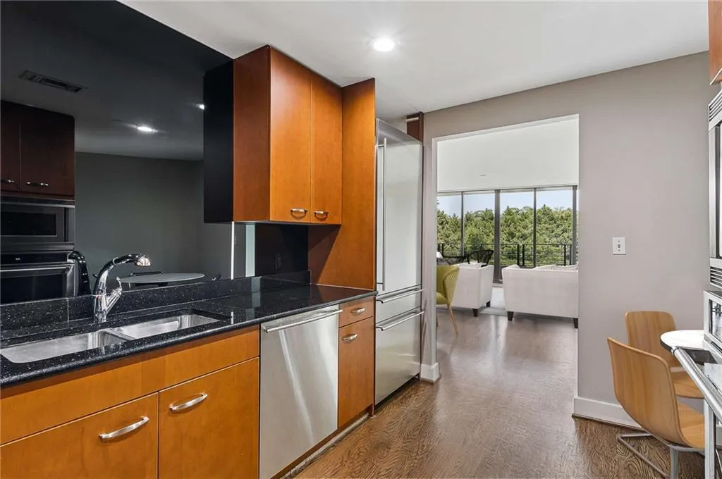 700 Park Regency Place Ne Unit 707, Atlanta, Georgia 30326, 3 Bedrooms Bedrooms, 0 ,2 BathroomsBathrooms,Residential,For Sale,700 Park Regency Place Ne Unit 707,7821458