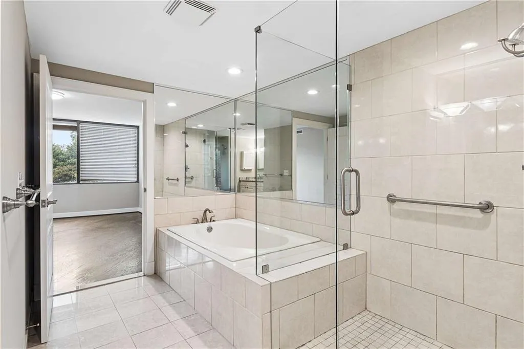 700 Park Regency Place Ne Unit 707, Atlanta, Georgia 30326, 3 Bedrooms Bedrooms, 0 ,2 BathroomsBathrooms,Residential,For Sale,700 Park Regency Place Ne Unit 707,7821458