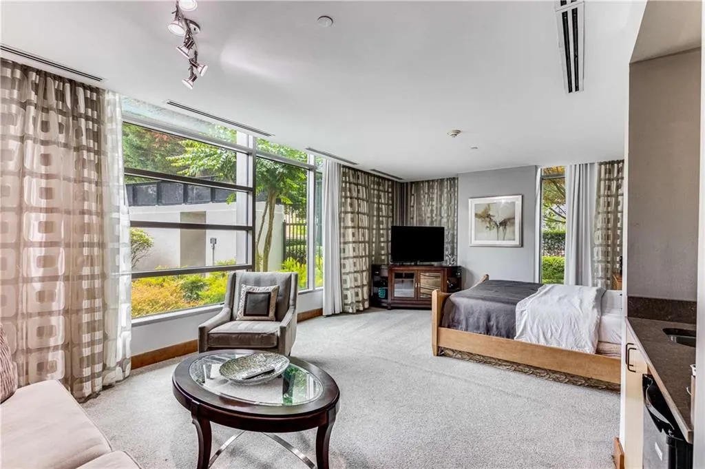 700 Park Regency Place Ne Unit 707, Atlanta, Georgia 30326, 3 Bedrooms Bedrooms, 0 ,2 BathroomsBathrooms,Residential,For Sale,700 Park Regency Place Ne Unit 707,7821458
