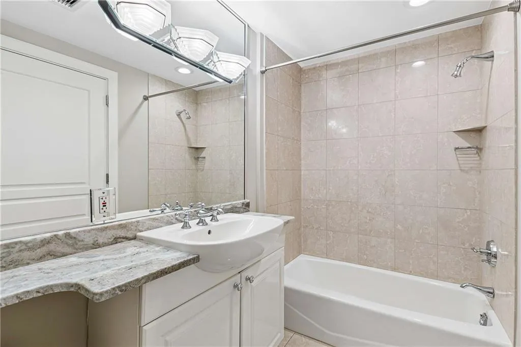 700 Park Regency Place Ne Unit 707, Atlanta, Georgia 30326, 3 Bedrooms Bedrooms, 0 ,2 BathroomsBathrooms,Residential,For Sale,700 Park Regency Place Ne Unit 707,7821458