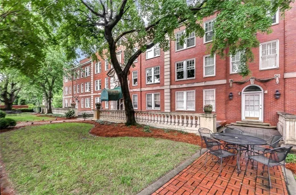 2840 Peachtree Road Nw Unit 301, Atlanta, Georgia 30305, 2 Bedrooms Bedrooms, ,2 BathroomsBathrooms,Residential,For Sale,2840 Peachtree Road Nw Unit 301,7536056