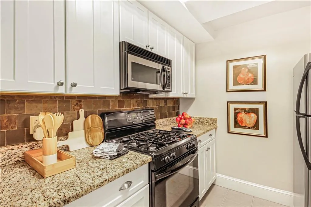 2840 Peachtree Road Nw Unit 301, Atlanta, Georgia 30305, 2 Bedrooms Bedrooms, ,2 BathroomsBathrooms,Residential,For Sale,2840 Peachtree Road Nw Unit 301,7536056