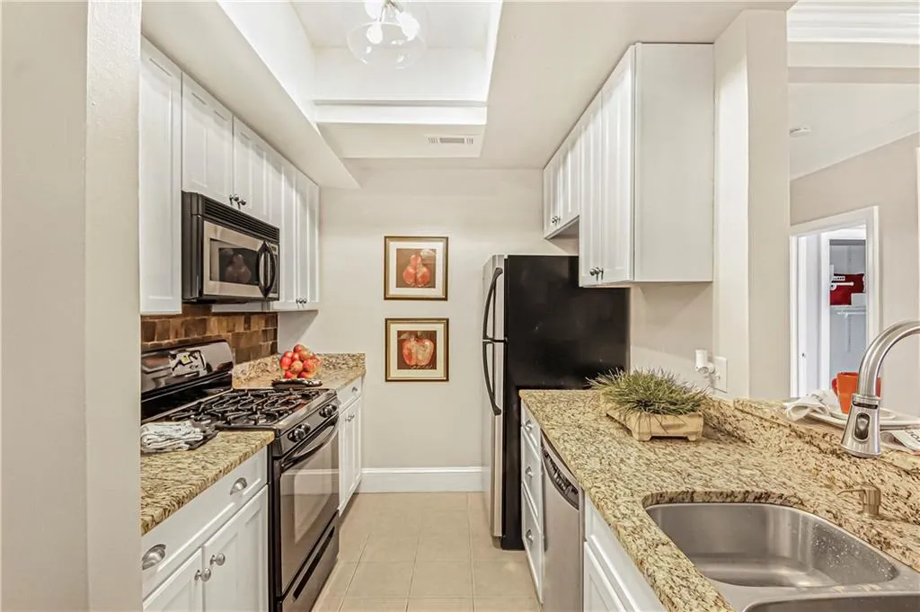 2840 Peachtree Road Nw Unit 301, Atlanta, Georgia 30305, 2 Bedrooms Bedrooms, ,2 BathroomsBathrooms,Residential,For Sale,2840 Peachtree Road Nw Unit 301,7536056