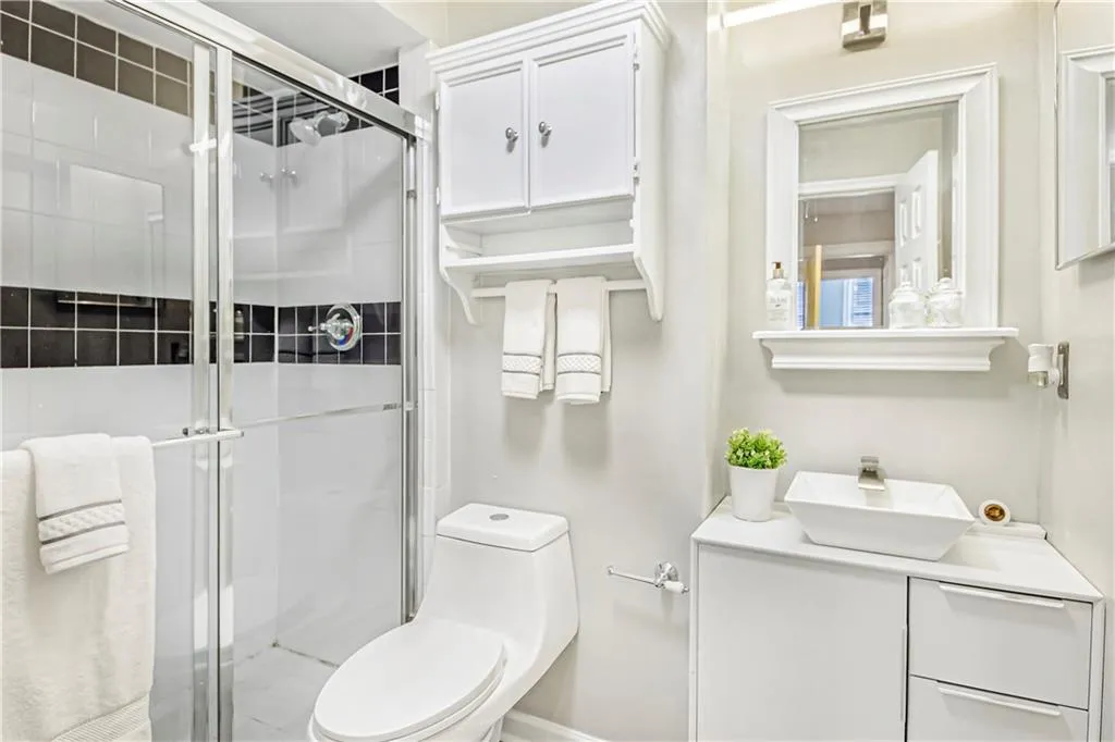 2840 Peachtree Road Nw Unit 301, Atlanta, Georgia 30305, 2 Bedrooms Bedrooms, ,2 BathroomsBathrooms,Residential,For Sale,2840 Peachtree Road Nw Unit 301,7536056