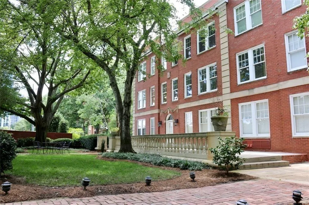 2840 Peachtree Road Nw Unit 301, Atlanta, Georgia 30305, 2 Bedrooms Bedrooms, ,2 BathroomsBathrooms,Residential,For Sale,2840 Peachtree Road Nw Unit 301,7536056