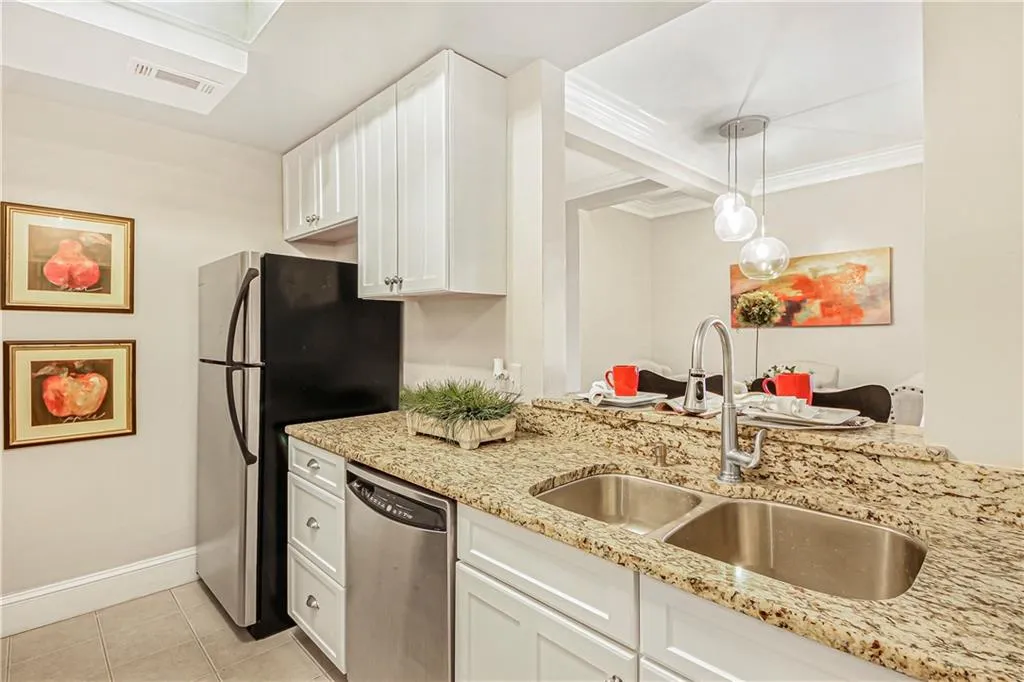 2840 Peachtree Road Nw Unit 301, Atlanta, Georgia 30305, 2 Bedrooms Bedrooms, ,2 BathroomsBathrooms,Residential,For Sale,2840 Peachtree Road Nw Unit 301,7536056
