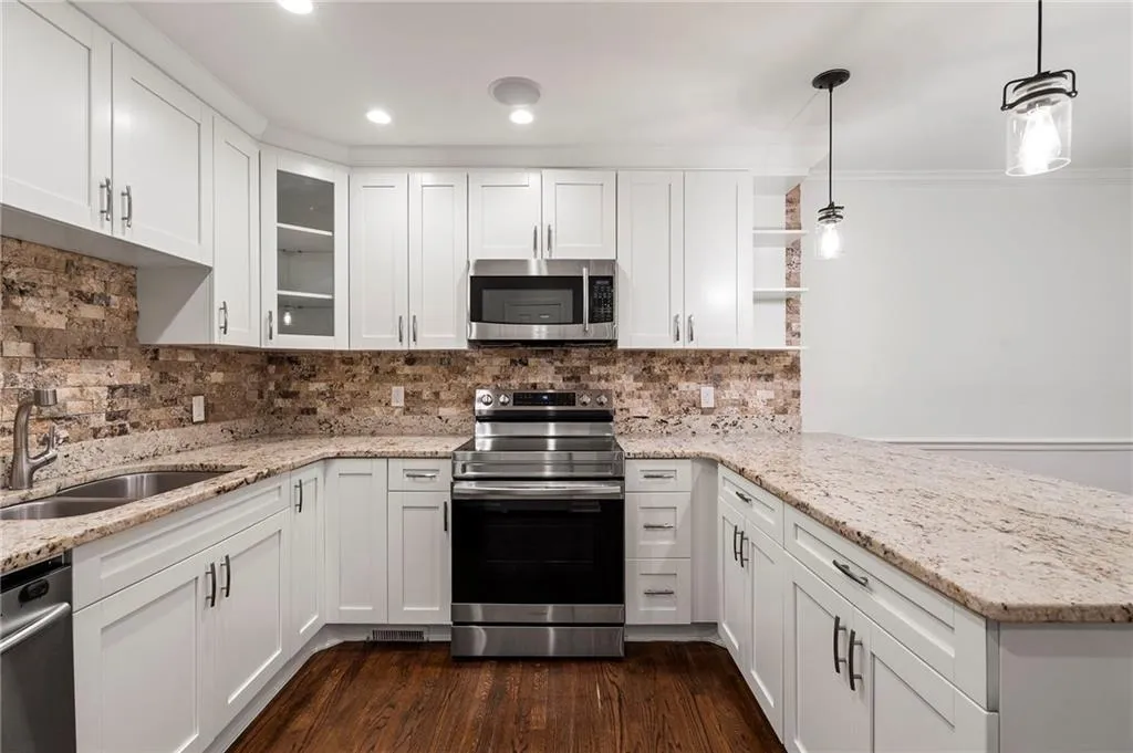 Featuring stainless steel appliances and granite countertops