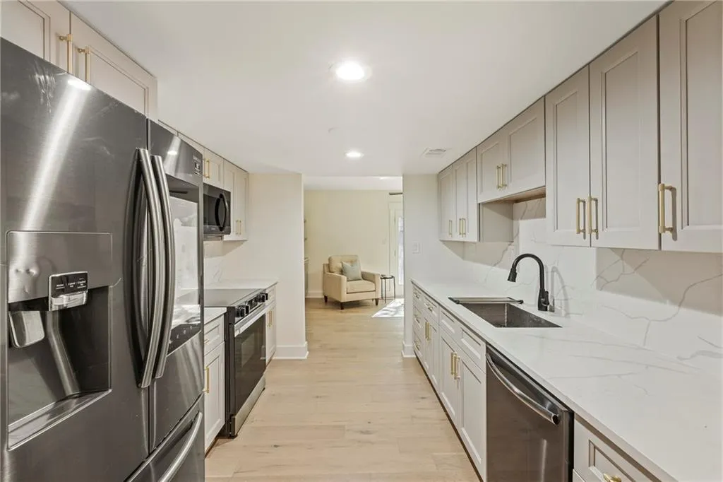 72 Ivy Parkway Ne, Atlanta, Georgia 30342, 3 Bedrooms Bedrooms, ,2 BathroomsBathrooms,Residential,For Sale,72 Ivy Parkway Ne,7632647