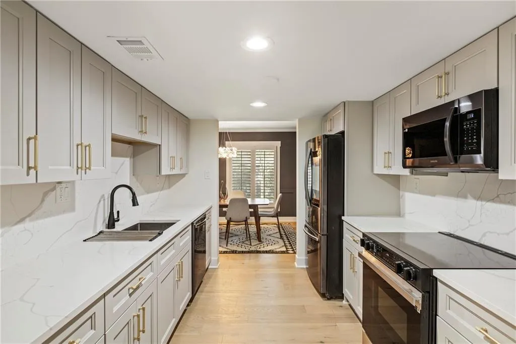 72 Ivy Parkway Ne, Atlanta, Georgia 30342, 3 Bedrooms Bedrooms, ,2 BathroomsBathrooms,Residential,For Sale,72 Ivy Parkway Ne,7632647