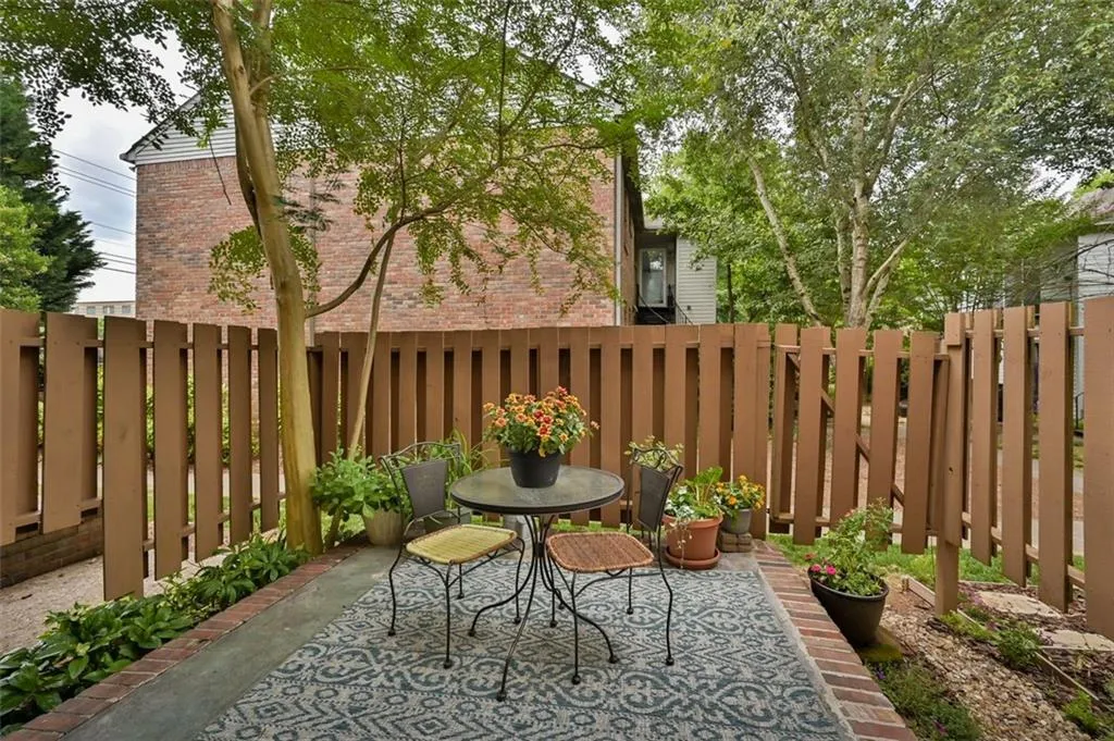 6700 Roswell Road Unit 23b, Atlanta, Georgia 30328, 2 Bedrooms Bedrooms, ,1 BathroomBathrooms,Residential,Sold,6700 Roswell Road Unit 23b,6898058