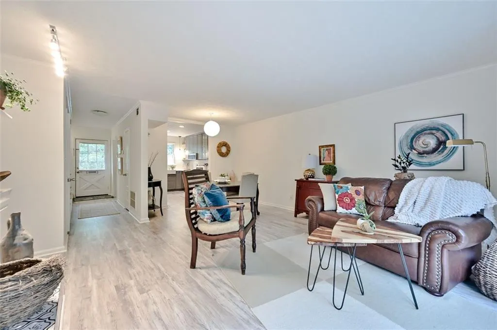 6700 Roswell Road Unit 23b, Atlanta, Georgia 30328, 2 Bedrooms Bedrooms, ,1 BathroomBathrooms,Residential,Sold,6700 Roswell Road Unit 23b,6898058