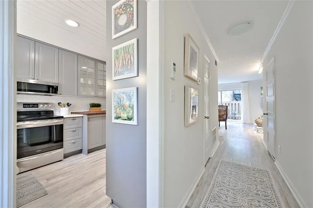 6700 Roswell Road Unit 23b, Atlanta, Georgia 30328, 2 Bedrooms Bedrooms, ,1 BathroomBathrooms,Residential,Sold,6700 Roswell Road Unit 23b,6898058