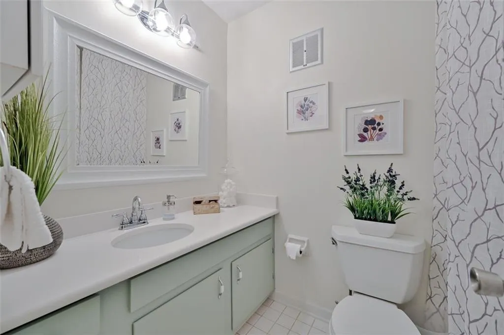 6700 Roswell Road Unit 23b, Atlanta, Georgia 30328, 2 Bedrooms Bedrooms, ,1 BathroomBathrooms,Residential,Sold,6700 Roswell Road Unit 23b,6898058