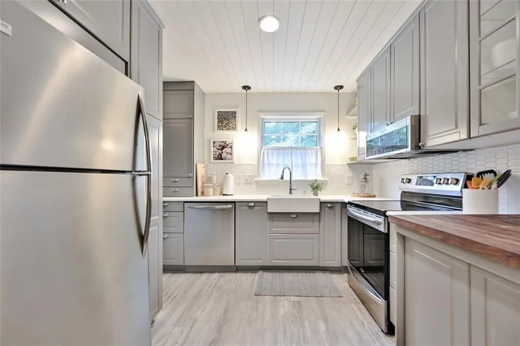 6700 Roswell Road Unit 23b, Atlanta, Georgia 30328, 2 Bedrooms Bedrooms, ,1 BathroomBathrooms,Residential,Sold,6700 Roswell Road Unit 23b,6898058