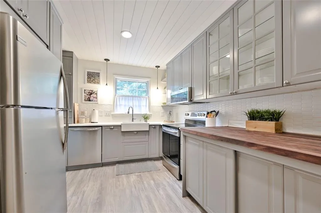 6700 Roswell Road Unit 23b, Atlanta, Georgia 30328, 2 Bedrooms Bedrooms, ,1 BathroomBathrooms,Residential,Sold,6700 Roswell Road Unit 23b,6898058