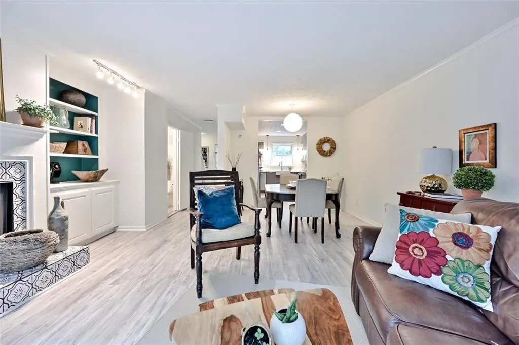 6700 Roswell Road Unit 23b, Atlanta, Georgia 30328, 2 Bedrooms Bedrooms, ,1 BathroomBathrooms,Residential,Sold,6700 Roswell Road Unit 23b,6898058