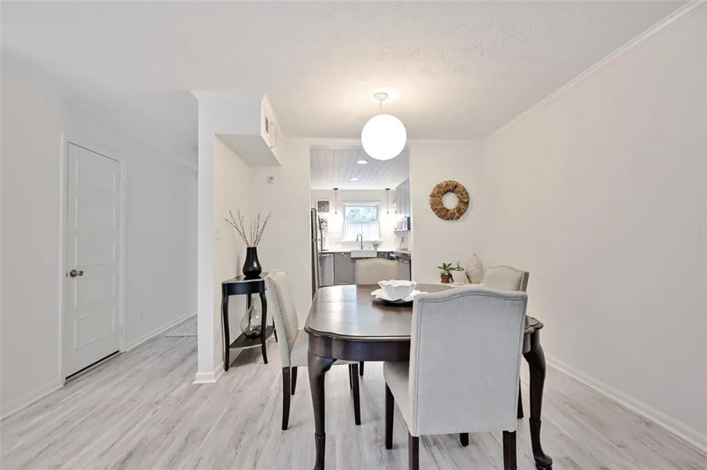 6700 Roswell Road Unit 23b, Atlanta, Georgia 30328, 2 Bedrooms Bedrooms, ,1 BathroomBathrooms,Residential,Sold,6700 Roswell Road Unit 23b,6898058