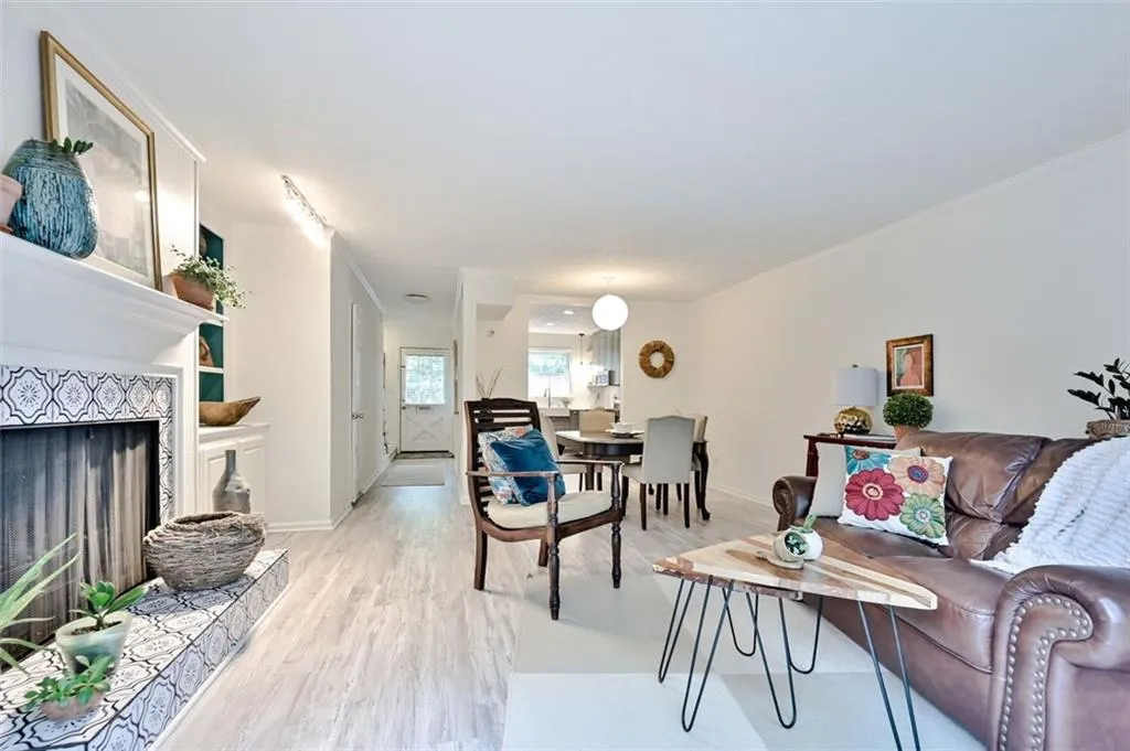 6700 Roswell Road Unit 23b, Atlanta, Georgia 30328, 2 Bedrooms Bedrooms, ,1 BathroomBathrooms,Residential,Sold,6700 Roswell Road Unit 23b,6898058