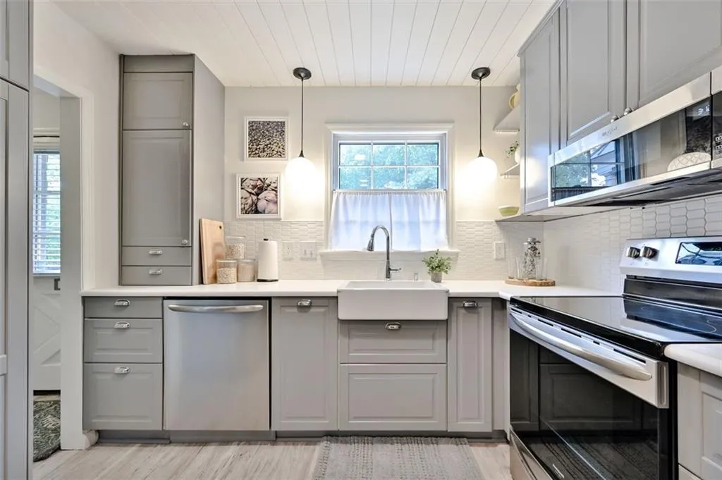 6700 Roswell Road Unit 23b, Atlanta, Georgia 30328, 2 Bedrooms Bedrooms, ,1 BathroomBathrooms,Residential,Sold,6700 Roswell Road Unit 23b,6898058