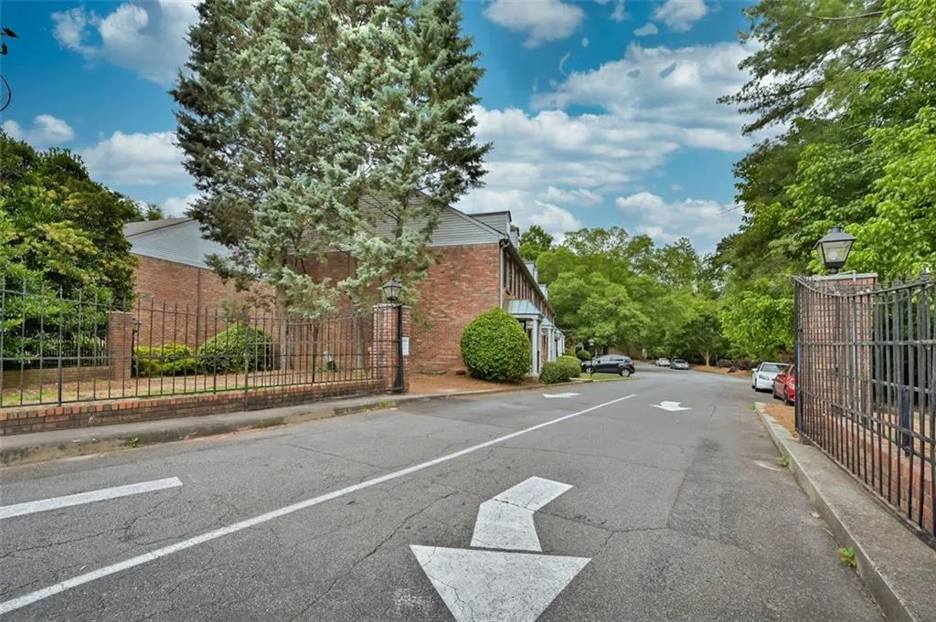 6700 Roswell Road Unit 23b, Atlanta, Georgia 30328, 2 Bedrooms Bedrooms, ,1 BathroomBathrooms,Residential,Sold,6700 Roswell Road Unit 23b,6898058