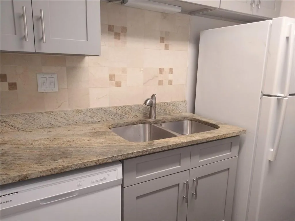 9400 Roberts Drive Unit 2c, Sandy Springs, Georgia 30350, 1 Bedroom Bedrooms, ,1 BathroomBathrooms,Residential,Sold,9400 Roberts Drive Unit 2c,6913310