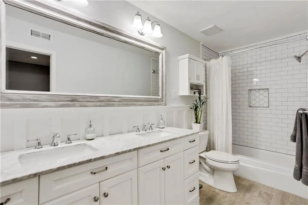 5400 Roswell Road Ne Unit E1, Sandy Springs, Georgia 30342, 2 Bedrooms Bedrooms, ,1 BathroomBathrooms,Residential,Sold,5400 Roswell Road Ne Unit E1,6679448