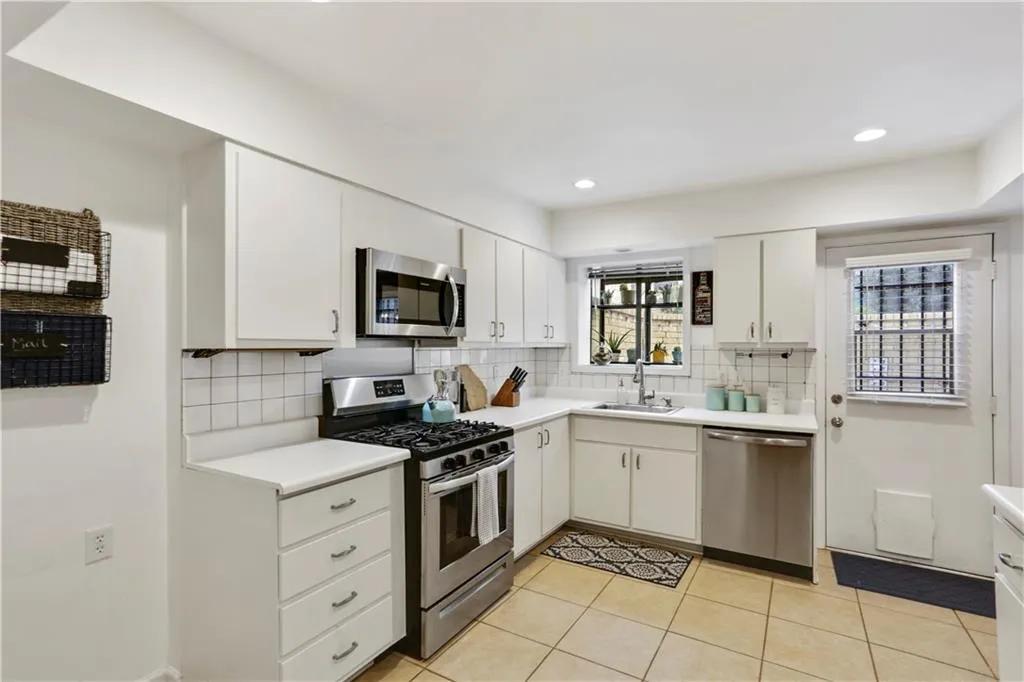 5400 Roswell Road Ne Unit E1, Sandy Springs, Georgia 30342, 2 Bedrooms Bedrooms, ,1 BathroomBathrooms,Residential,Sold,5400 Roswell Road Ne Unit E1,6679448