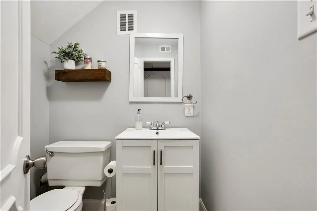 5400 Roswell Road Ne Unit E1, Sandy Springs, Georgia 30342, 2 Bedrooms Bedrooms, ,1 BathroomBathrooms,Residential,Sold,5400 Roswell Road Ne Unit E1,6679448