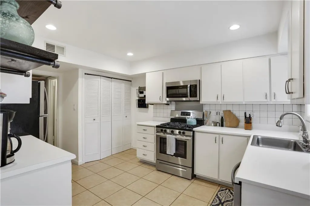 5400 Roswell Road Ne Unit E1, Sandy Springs, Georgia 30342, 2 Bedrooms Bedrooms, ,1 BathroomBathrooms,Residential,Sold,5400 Roswell Road Ne Unit E1,6679448