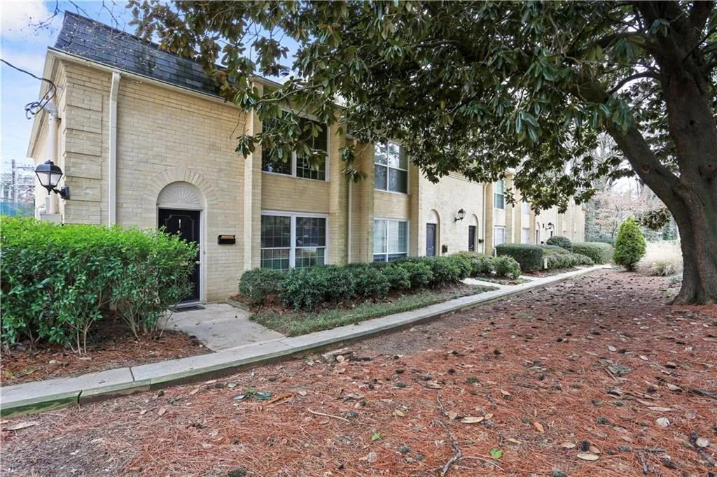 5400 Roswell Road Ne Unit E1, Sandy Springs, Georgia 30342, 2 Bedrooms Bedrooms, ,1 BathroomBathrooms,Residential,Sold,5400 Roswell Road Ne Unit E1,6679448