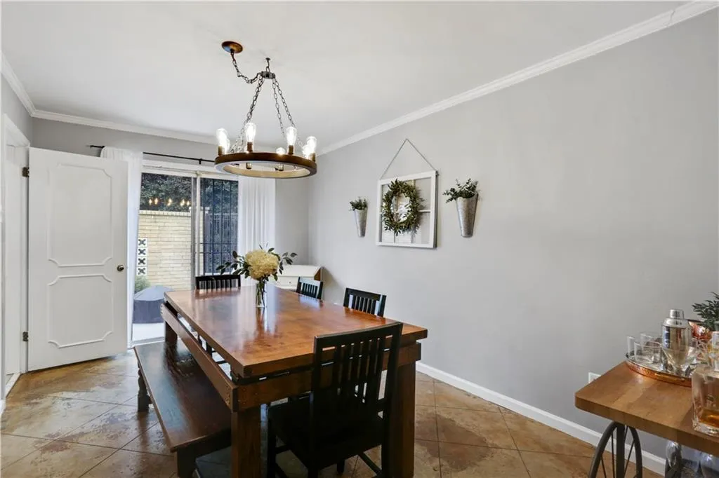5400 Roswell Road Ne Unit E1, Sandy Springs, Georgia 30342, 2 Bedrooms Bedrooms, ,1 BathroomBathrooms,Residential,Sold,5400 Roswell Road Ne Unit E1,6679448