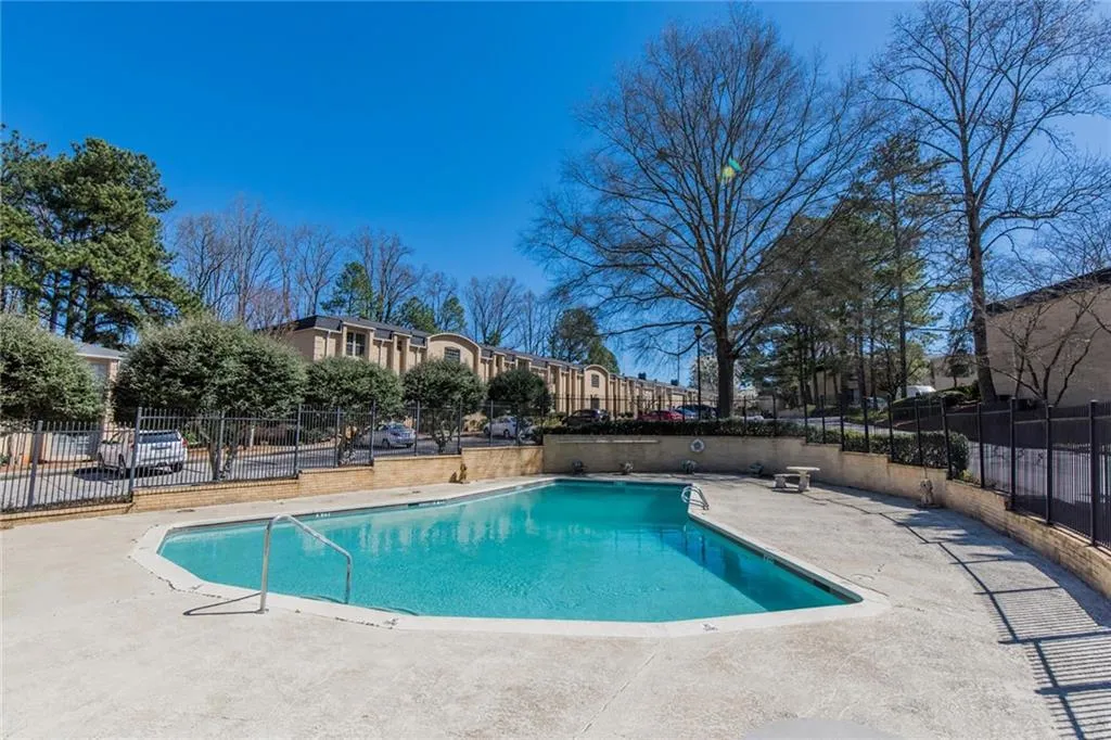 5400 Roswell Road Ne Unit E1, Sandy Springs, Georgia 30342, 2 Bedrooms Bedrooms, ,1 BathroomBathrooms,Residential,Sold,5400 Roswell Road Ne Unit E1,6679448