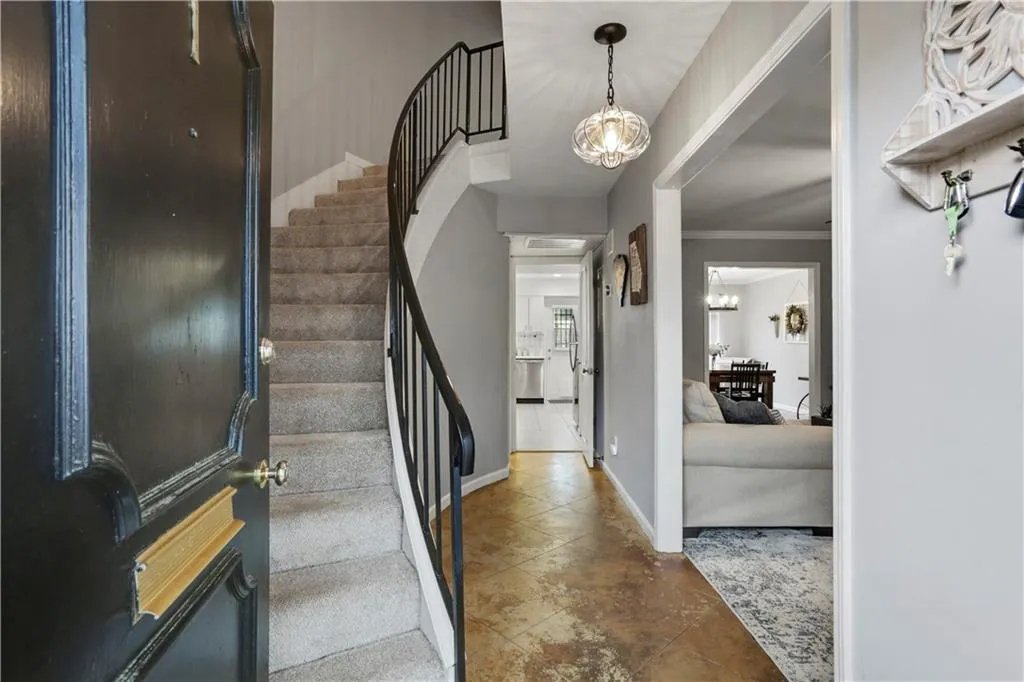 5400 Roswell Road Ne Unit E1, Sandy Springs, Georgia 30342, 2 Bedrooms Bedrooms, ,1 BathroomBathrooms,Residential,Sold,5400 Roswell Road Ne Unit E1,6679448